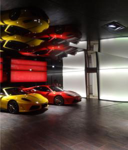 Privat Garage Decke und Wände schwarz hochglanz mit doppelbespannter Lichtwand