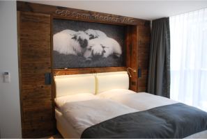 Hotel Europe Zermatt, Zimmer mit bedrucktem Wandbespannung 