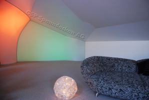 Privat Wohnung , weiss hochglanz mit Lichtwand LED Farbwechsel (Tag)