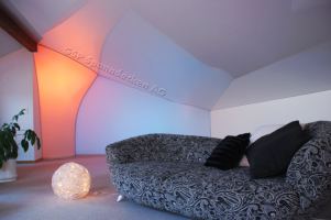 Privat Wohnung, weiss hochglanz mit Lichtwand LED Farbwechsel ( Tag)