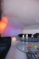Privat Wohnung,  weiss hochglanz mit Lichtwand LED Farbwechsel  (Tag)