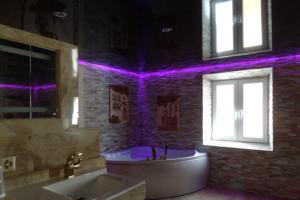 Privat Badezimmer schwarz hochglanz und Lichtvouten
