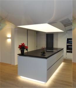 Küche weiss hochglanz mit integriertem Lichtfeld  
